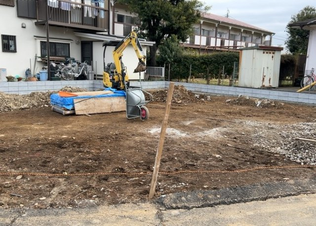 土地を買う際、住む地域の自治体や福祉の補助制度にも注目してみましょう。子供や老人の医療補助やゴミ出しのルールなど、自治体によってルールに大きな違いがあるため、暮らしやすい土地で判断するとよいでしょう。