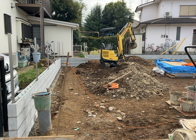 土地の前の道路に消火栓が設置されていることがあります。この場合、道路交通法第45条第1項により、駐車禁止の場所が指定されています。そのため、車庫などの駐車スペースをつくることができない場合があります。