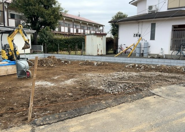 現地に行くなら、物件の周囲の地形がどうなっているかを見ることも大切です。周辺より低くなっている土地では、大雨などで水が集まりやすいため、地盤が弱くなっているということも考えられるため、注意が必要です。