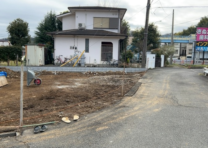 隣家の土地はどうなっているのか、生活利便施設が近くにあるのか、学校まで近いかなど、お客様のライフスタイルにあわせたイメージが重要です。また、近くにあると困る施設が近くにないかも確認するといいでしょう。