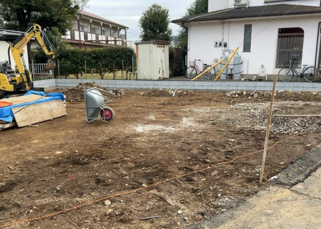土地購入を検討されている場合、境界杭がない状態で購入してしまうと境界確定測量をする必要があり、費用がかかります。購入の前に、売主、隣土地所有者立ち合いのもと境界を確定し境界杭を設置するのがベストです。