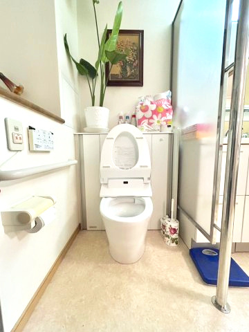 温水洗浄機付きのトイレとなっております。