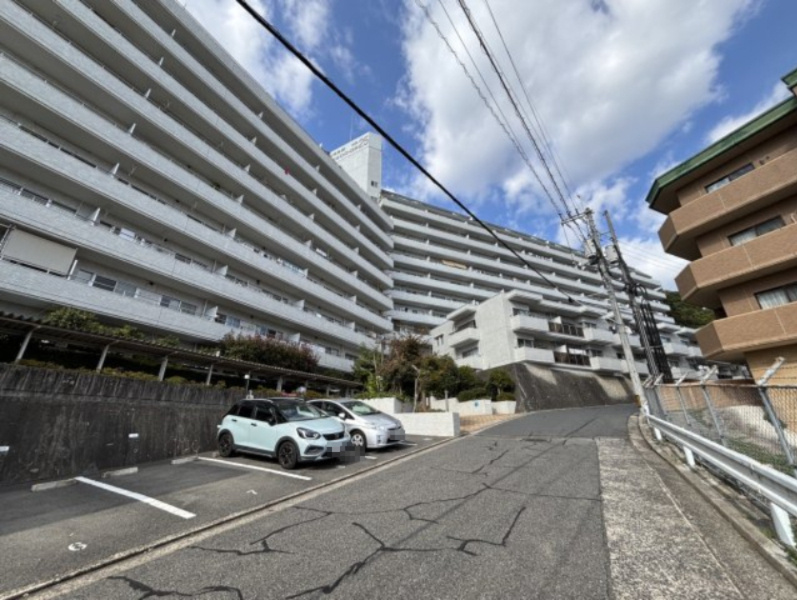 存在感のある大規模マンションです。平面駐車場が完備され、車の出し入れもスムーズ。来客用駐車場が3台分確保されており、来客時にも安心です。前面道路はゆとりある幅があり、車の通行や歩行にも余裕があります。