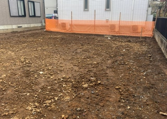 土地の面積＝住宅面積ではありません。建ぺい率の問題などで、土地のある場所によって住宅を建てられる面積は限られています。高さもしかり、「土地」という言葉の中には、建築条件も含まれると考えておきましょう。