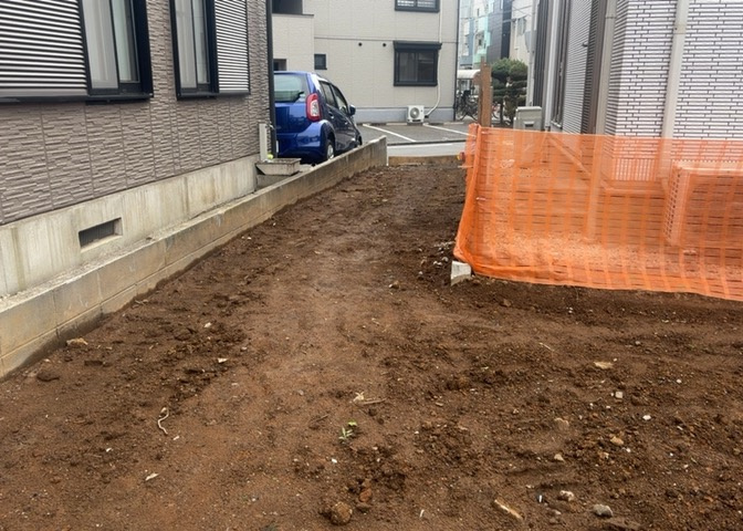 家を建てる場合、方位は要チェックです。現実的に日当たりのよい家ならばリビングは南側、建築基準法でも北側に当たる家への配慮は求められています。土地を見学に行く際は、方位磁針を持って行くようにしましょう。