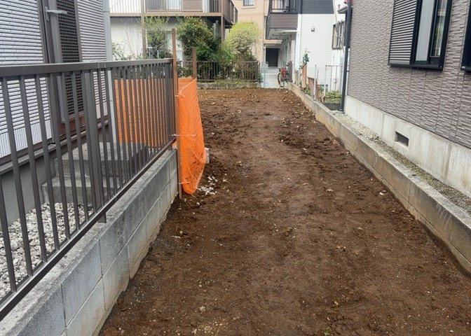 土地の前の道路に消火栓が設置されていることがあります。この場合、道路交通法第45条第1項により、駐車禁止の場所が指定されています。そのため、車庫などの駐車スペースをつくることができない場合があります。