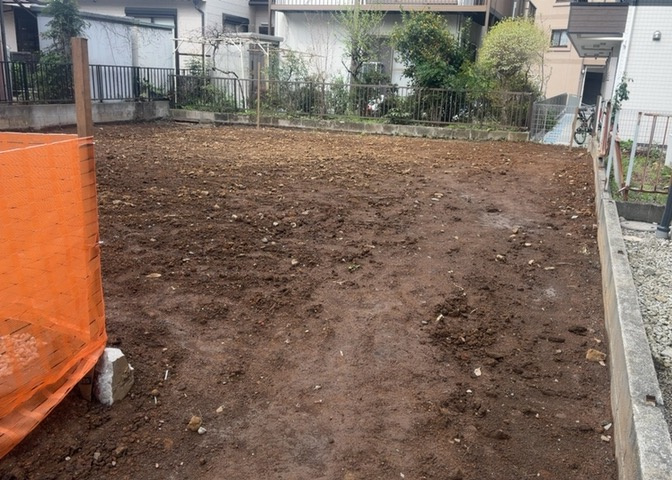 現地に行くなら、物件の周囲の地形がどうなっているかを見ることも大切です。周辺より低くなっている土地では、大雨などで水が集まりやすいため、地盤が弱くなっているということも考えられるため、注意が必要です。