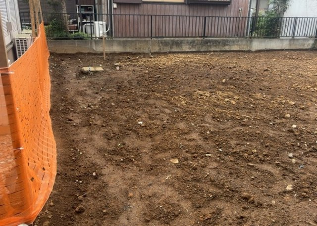 土地購入を検討されている場合、境界杭がない状態で購入してしまうと境界確定測量をする必要があり、費用がかかります。購入の前に、売主、隣土地所有者立ち合いのもと境界を確定し境界杭を設置するのがベストです。