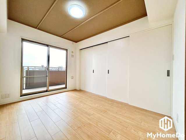 バルコニーから自然光が差し込む洋室で、明るく快適な毎日を。