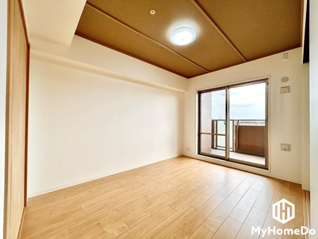 バルコニー越しの景色が楽しめる洋室で、ゆとりのある生活を。