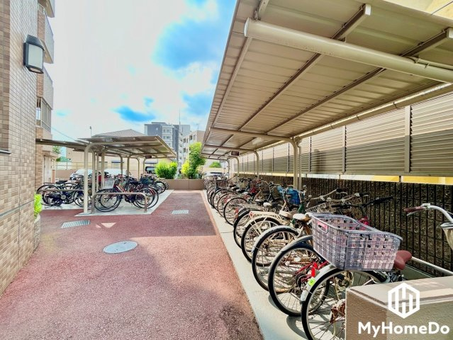 屋根付きなので、雨や風、直射日光から自転車を守ることができます。