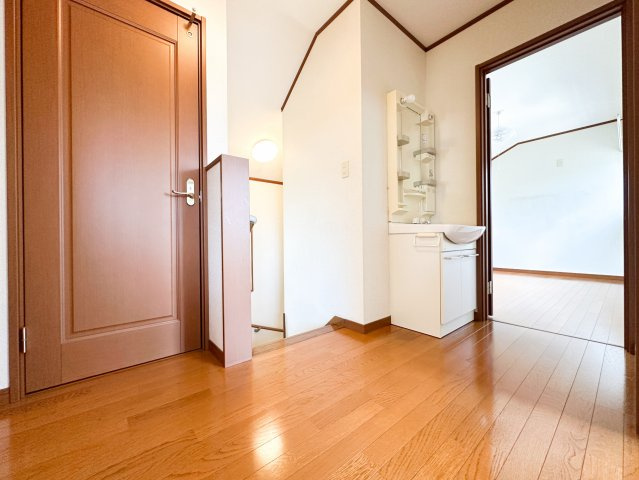 【廊下】豊富な収納も魅力の一つです　(全居室収納付、納戸、小屋裏収納)