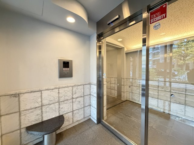 風除室。テレビモニター付きオートロック有り。