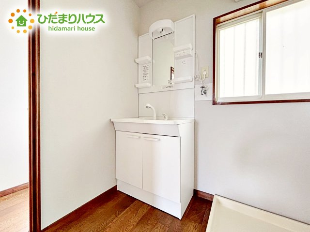 広く、明るい洗面スペースで朝の身支度も快適に♪