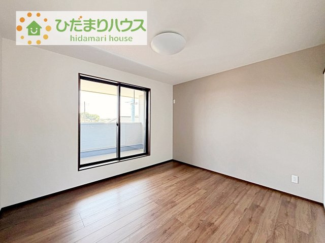 広めの主寝室は、ベッドの他にもパソコンデスクやドレッサーなども置けちゃいます(*^-^*)