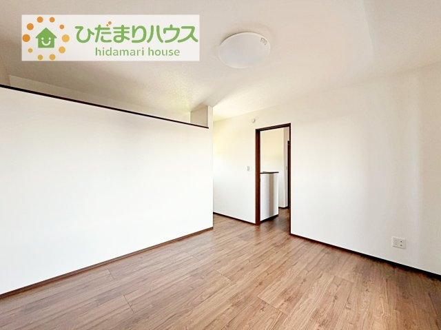 バルコニーに面していて、たっぷり光りの入る明るい主寝室です！
