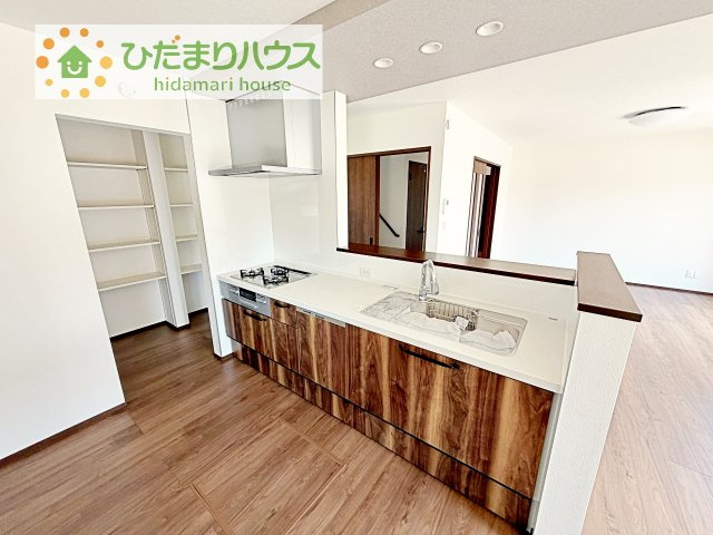 料理をしながらでも、ご家族との会話を楽しめる対面式キッチン♪