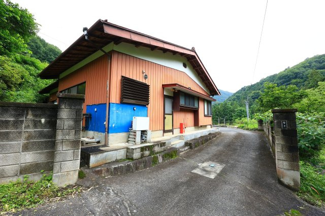 敷地北側の門と緑豊かな周辺環境。静寂に包まれた環境で、プライベートな空間が確保されています。古民家リノベーションや、スローライフの拠点に。