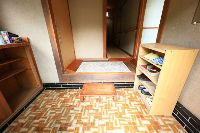 明るい色味の床タイルが印象的な広めの玄関。大型7DK物件ならではのゆとりあるエントランスです。現状のままレトロな雰囲気を活かすのはもちろん、DIYでの再生ベースとしてもおすすめ。
