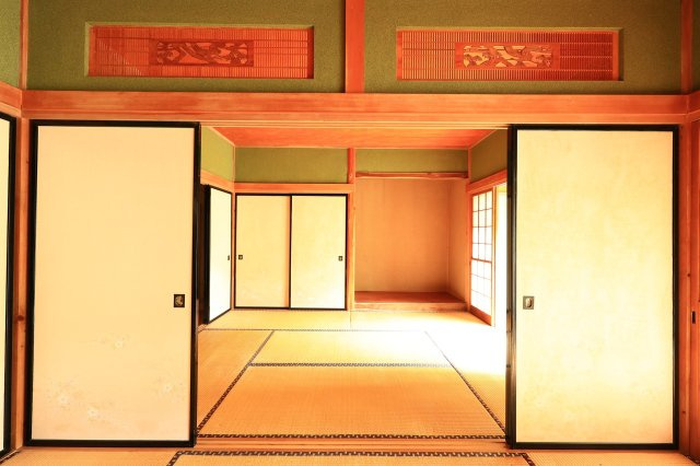 明るい日差しが差し込む南側の和室。伝統的な床の間や趣のある襖が、落ち着きある和の空間を演出しています。間仕切り方次第で個室としても、広い大広間としてもフレキシブルに使える間取りです。