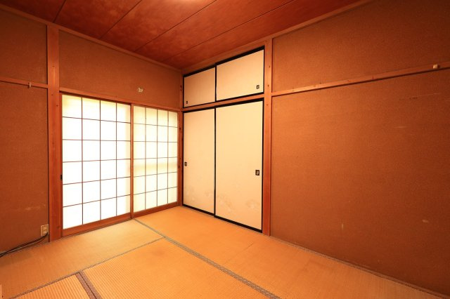 1階北側にある和室。壁一面に広がる落ち着いた色味の土壁と、たっぷりしまえる押入れ収納が備わっています。静かに過ごせる空間のため、寝室や書斎、入居者の個室用としても最適です。