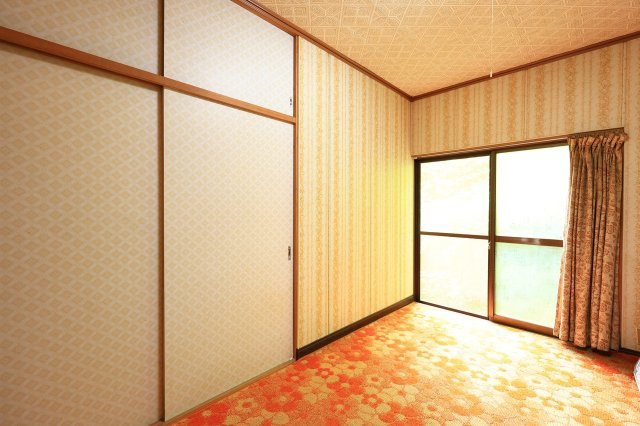 1階にある独立した洋室。昭和レトロな雰囲気が漂う空間です。窓からの光もあり、寝室や趣味の部屋、またはDIYで自分好みの空間に再生するのもおすすめ。