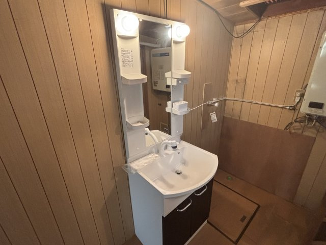 独立洗面化粧台が付いています