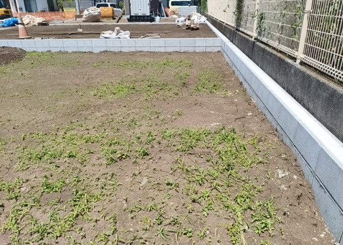 土地の面積＝住宅面積ではありません。建ぺい率の問題などで、土地のある場所によって住宅を建てられる面積は限られています。高さもしかり、「土地」という言葉の中には、建築条件も含まれると考えておきましょう。