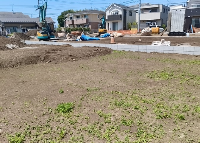 家を建てる場合、方位は要チェックです。現実的に日当たりのよい家ならばリビングは南側、建築基準法でも北側に当たる家への配慮は求められています。土地を見学に行く際は、方位磁針を持って行くようにしましょう。