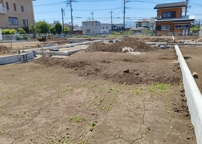 土地を買う際、住む地域の自治体や福祉の補助制度にも注目してみましょう。子供や老人の医療補助やゴミ出しのルールなど、自治体によってルールに大きな違いがあるため、暮らしやすい土地で判断するとよいでしょう。