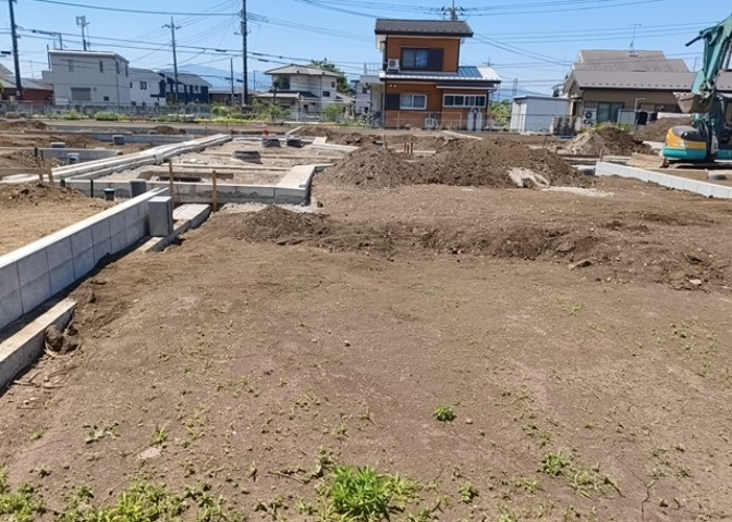 土地の前の道路に消火栓が設置されていることがあります。この場合、道路交通法第45条第1項により、駐車禁止の場所が指定されています。そのため、車庫などの駐車スペースをつくることができない場合があります。
