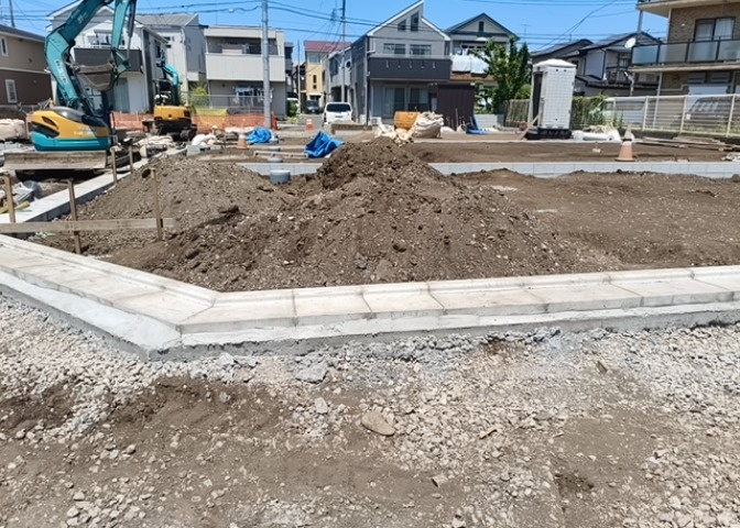 土地購入を検討されている場合、境界杭がない状態で購入してしまうと境界確定測量をする必要があり、費用がかかります。購入の前に、売主、隣土地所有者立ち合いのもと境界を確定し境界杭を設置するのがベストです。