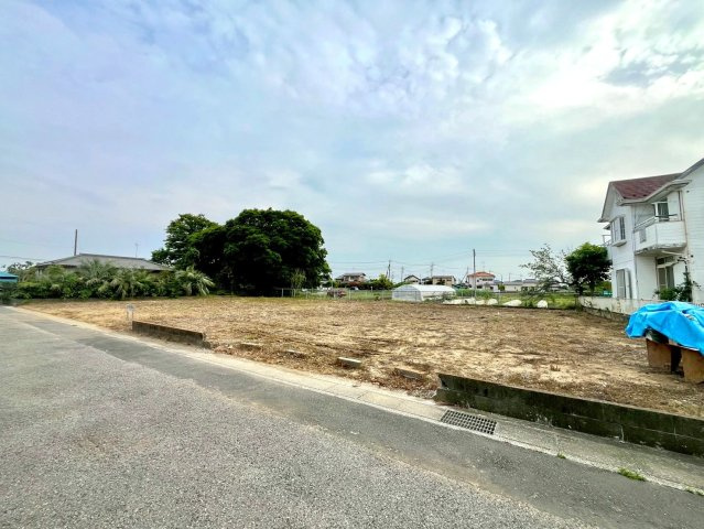 北西北東角地の開放感ある立地！陽当りも良好です！敷地約228坪・資材置場や駐車場用地としていかがでしょうか！