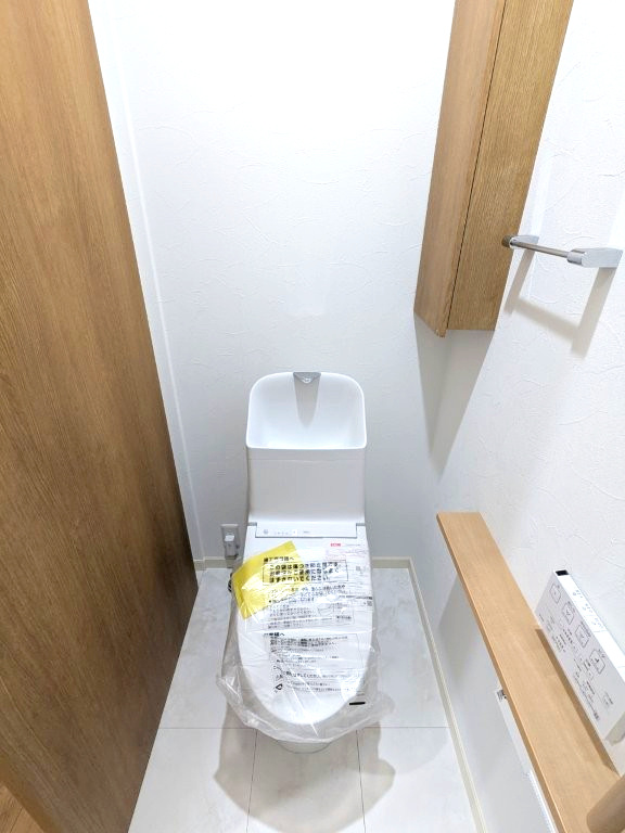 温水洗浄暖房便座付き。ほっと一息つけるプライベート空間は広めの設計となっております。