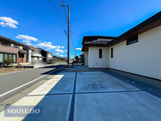 広々カースペースを確保しました！来客用としても重宝しますね。家族の出かける時間が異なっても安心です。