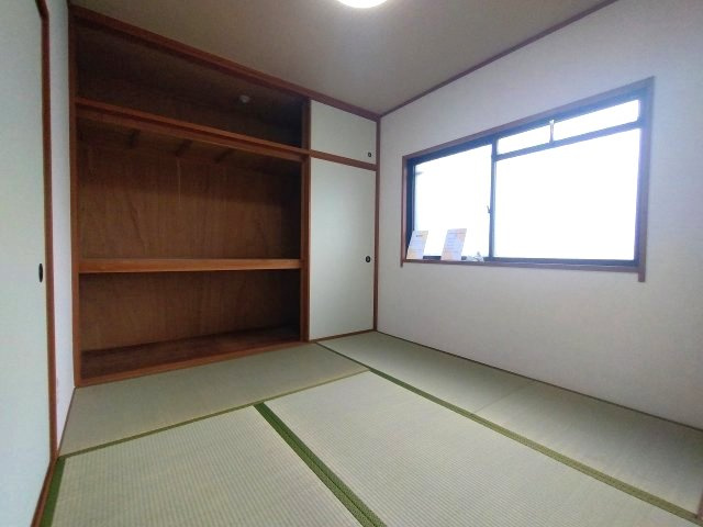 リビング横の4.5帖の小さな和室はちょっとした家事スペースとしてもご利用いただけます！