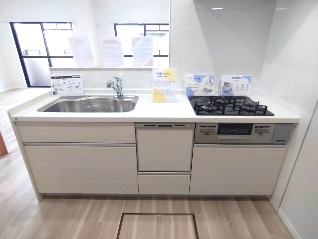 大きいシンクでは食器もストレスなく洗え、3口コンロでは要領よくお料理も可能です！