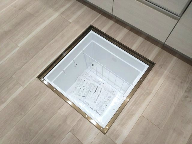 キッチンには床下収納もありストック品も片付きます♪