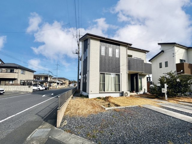 ■外観｜角地に位置しているため開放感があり、日当たりや風通しも良好で、快適な生活環境が整っています♪