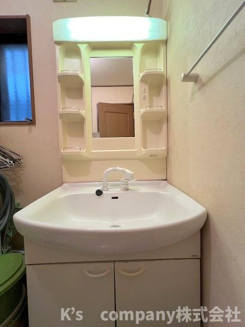 小物収納が充実している独立洗面台☆