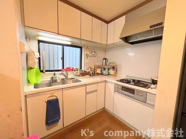 キッチンスペース◇自然光が手元を明るくしてくれる窓付きです☆