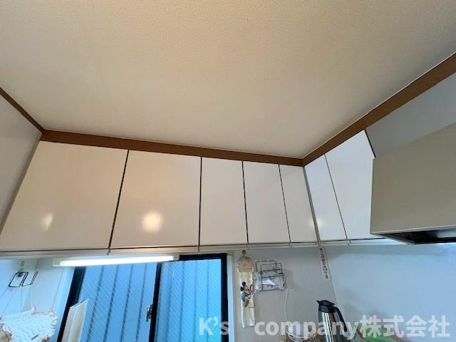 吊戸棚収納が充実しています◇普段使いの少ない調理家電や調理器具などの保管に便利です◇