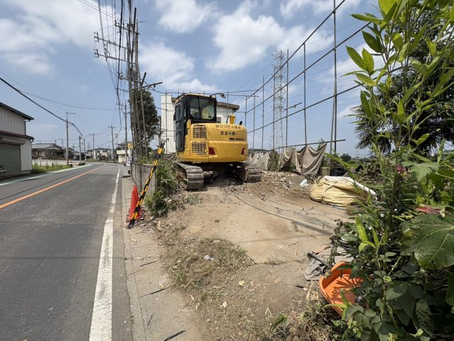 駐車スペース並列2台可(車種による)！前面道路7ｍで駐車もラクラクです♪　※2026年7月下旬撮影