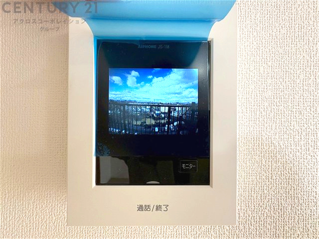 訪問者が来たときにテレビ画面で確認できるため、安心してドアを開けられます。録画機能があるものもあり、留守中に来訪者を記録しておくことができます。利便性が高く、セキュリティ面でも安心です