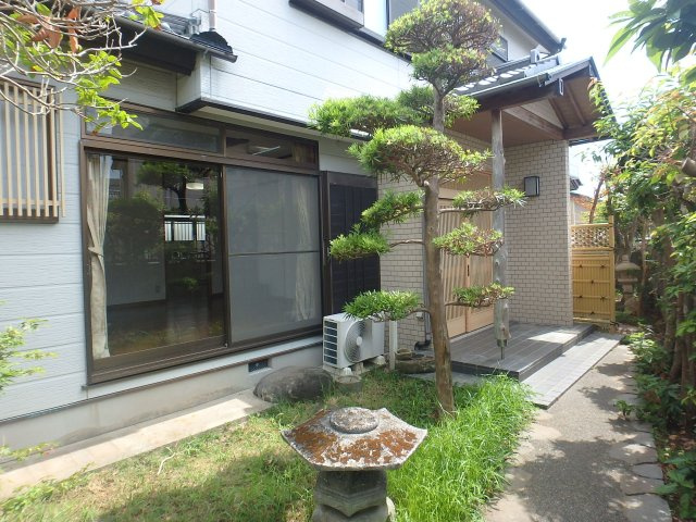 綺麗に手入れされている玄関までのアプローチ
