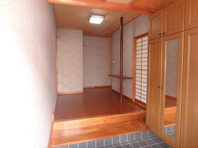 玄関広いです