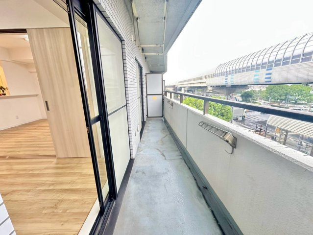 明るい日差しが気持ちいい南向きバルコニー