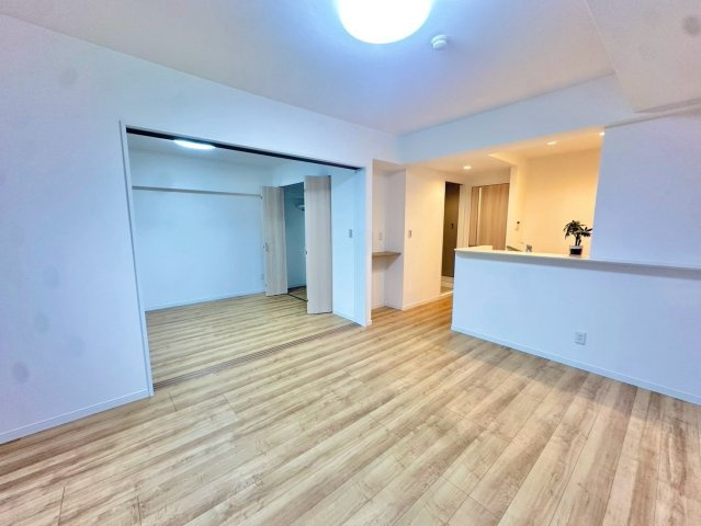 お気に入りの家具が映える、洗練されたシンプルモダンなリビングです♪
