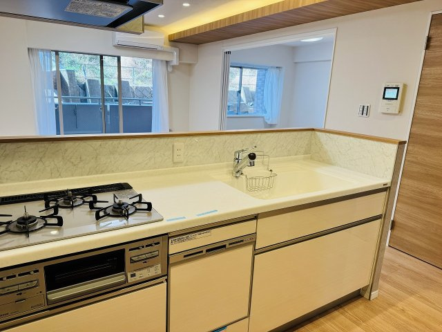 ～3口コンロと広い調理台でお料理が捗ります～