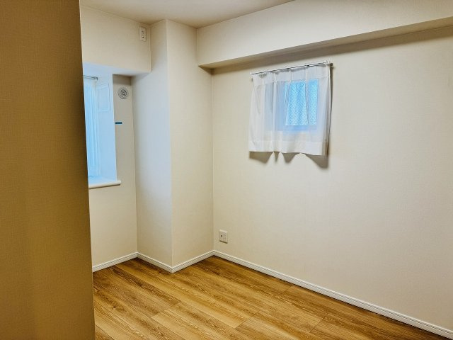 ～玄関入って左手、4.8帖の洋室です～